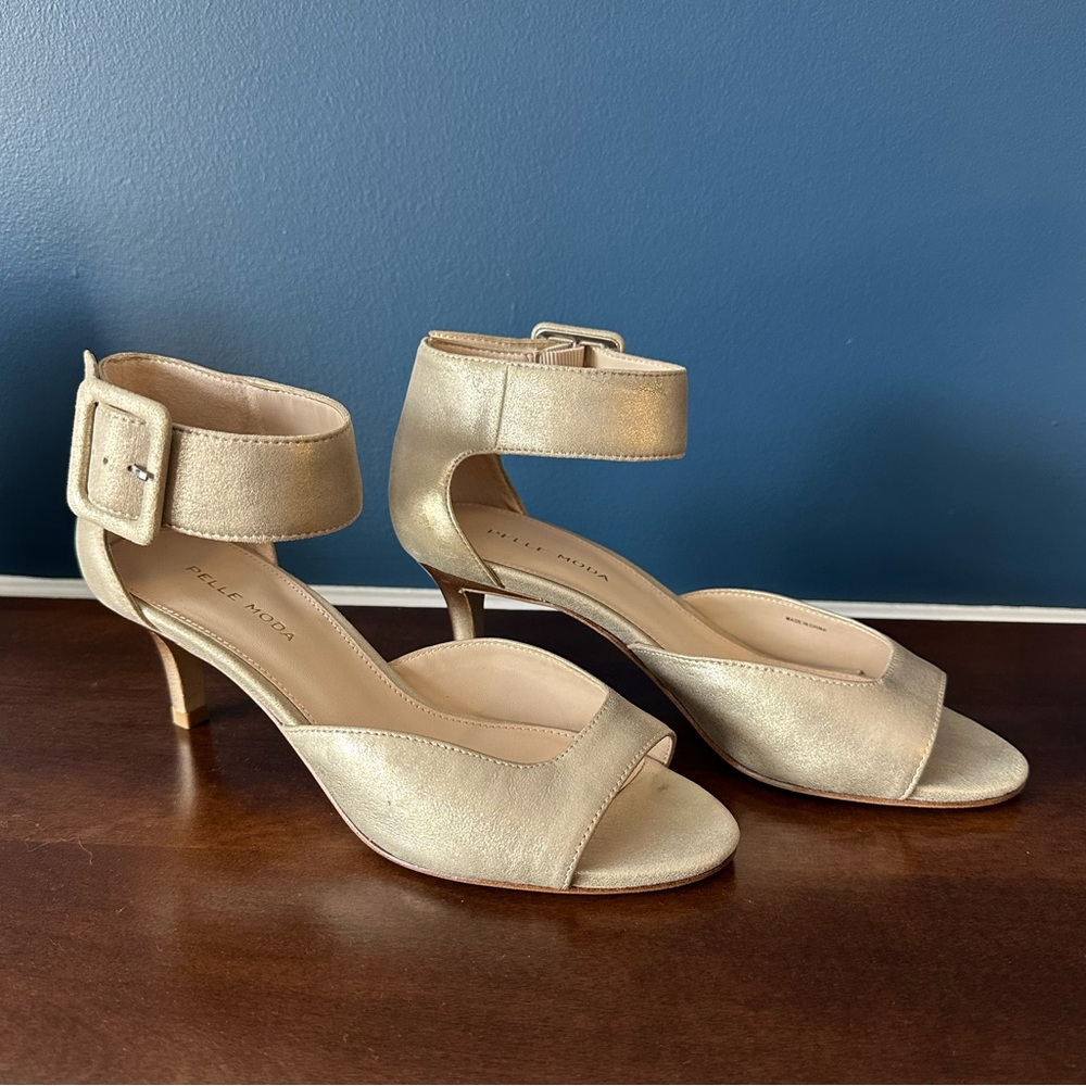 NWOT Pelle Moda Berlin Leather Kitten Heel Sandal in Shimmery Taupe Size 7